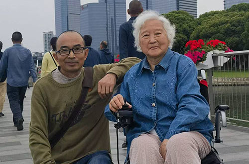 回憶錄《峰頂之巖》主人公：“……做了很多調(diào)研才寫出來的……也辛苦你了。”